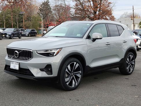 Certified 2024 Volvo XC40 B5 Ultimate w/ Protection Package Premier image 3
