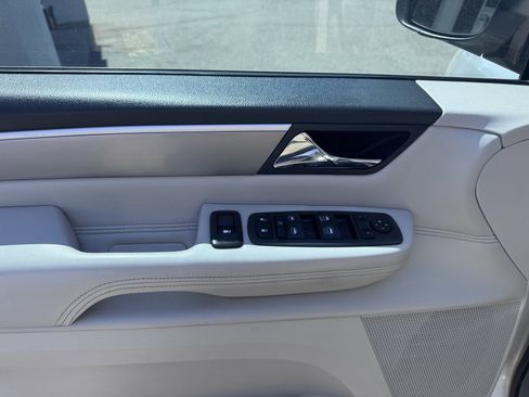 Used 2011 Volkswagen Routan SEL FWD image 11
