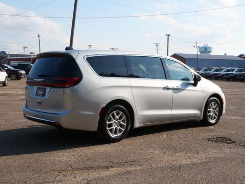 Used 2024 Chrysler Pacifica Touring-L FWD image 6
