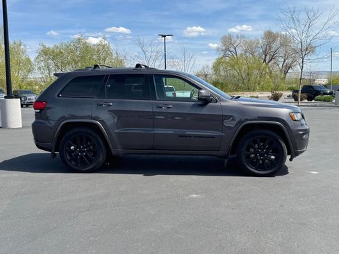 Used 2018 Jeep Grand Cherokee Laredo AWD/4WD image 8
