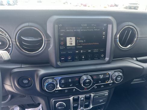 Used 2023 Jeep Gladiator Overland AWD/4WD image 35