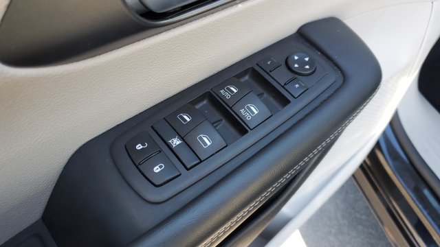 Used 2024 Chrysler Pacifica Touring-L FWD image 7