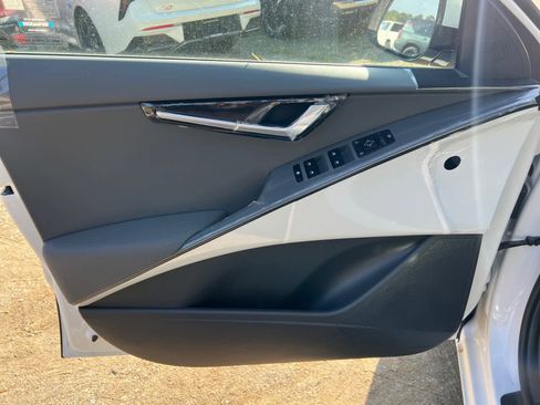 New 2025 Kia Niro EX Touring image 18