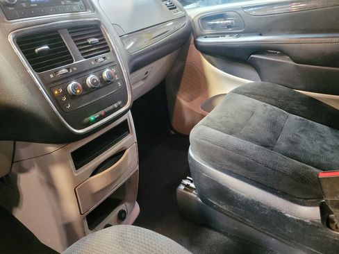 Used 2015 Dodge Grand Caravan American Value Package w/ UConnect Hands-Free Group image 26