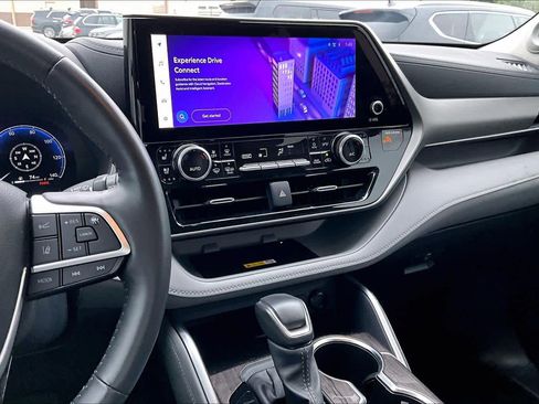 Used 2024 Toyota Highlander Limited image 6