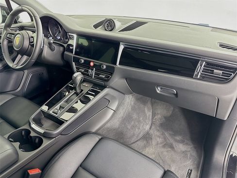 Used 2025 Porsche Macan image 31