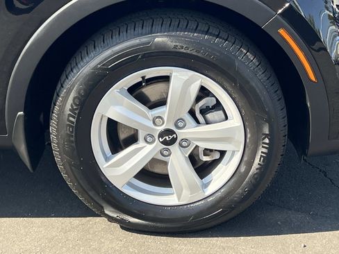 Used 2023 Kia Sorento LX image 31