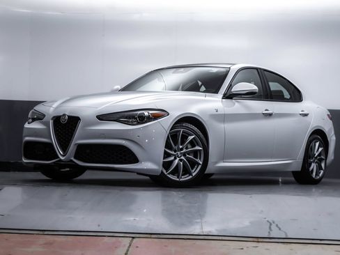 Used 2022 Alfa Romeo Giulia Ti AWD/4WD image 2