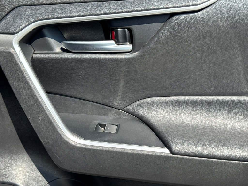 Used 2025 Toyota RAV4 XLE AWD/4WD image 19
