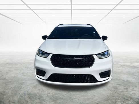 Used 2024 Chrysler Pacifica Limited w/ S Appearance Package image 8