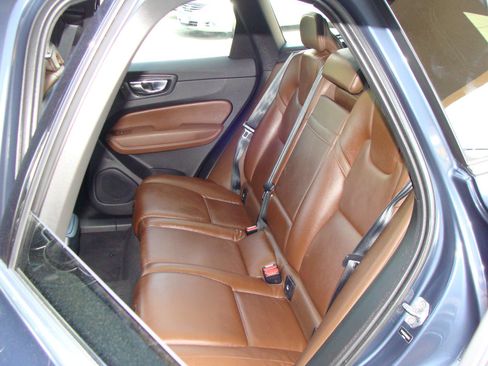 Used 2021 Volvo XC60 T5 Momentum w/ Premium Package AWD/4WD image 8