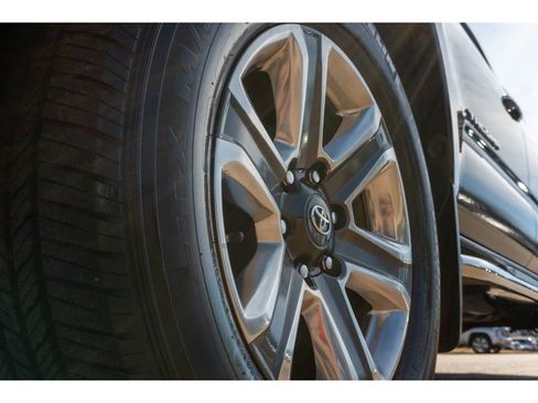 Used 2018 Toyota Tacoma Limited image 9