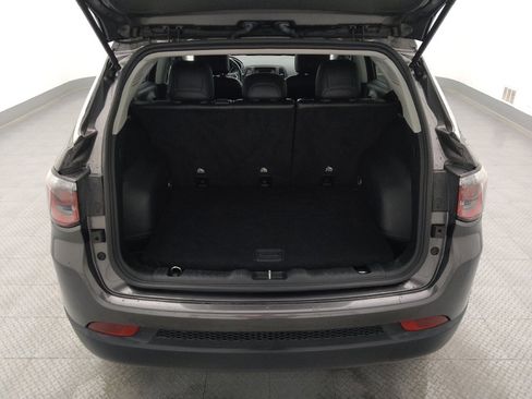Used 2018 Jeep Compass Latitude FWD image 29