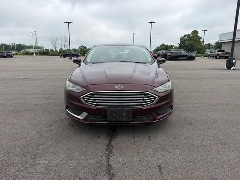 Used 2017 Ford Fusion SE w/ Fusion SE Technology Package FWD image 2