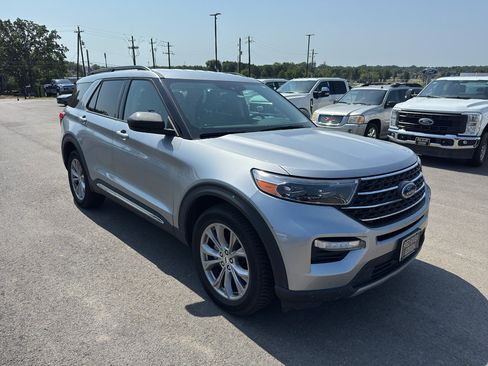 Used 2022 Ford Explorer XLT w/ Equipment Group 202A AWD/4WD image 3