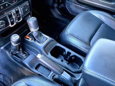 Used 2019 Jeep Wrangler Unlimited Sahara image 15