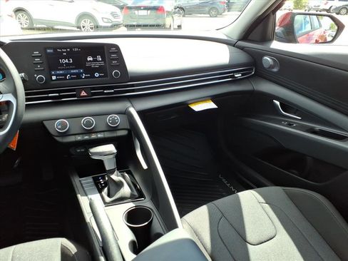 New 2025 Hyundai Elantra SE image 7