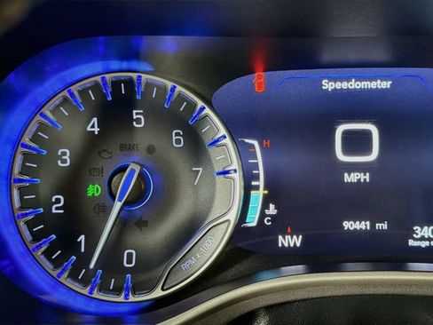 Used 2023 Chrysler Pacifica Touring-L FWD image 13