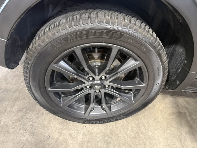 Used 2018 Ford Explorer XLT w/ XLT Appearance Package AWD/4WD image 13