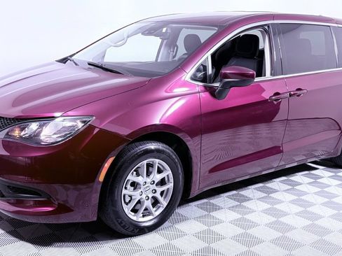 Used 2023 Chrysler Voyager LX FWD image 7