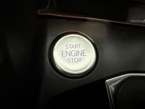 Certified 2022 Volkswagen Taos SE image 28