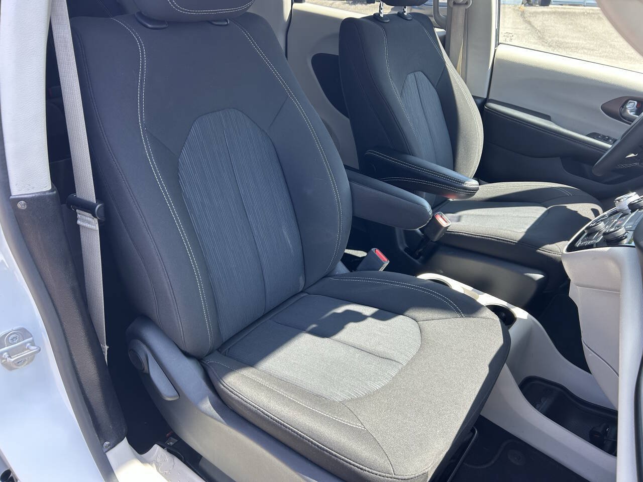 Used 2022 Chrysler Voyager LX FWD image 30