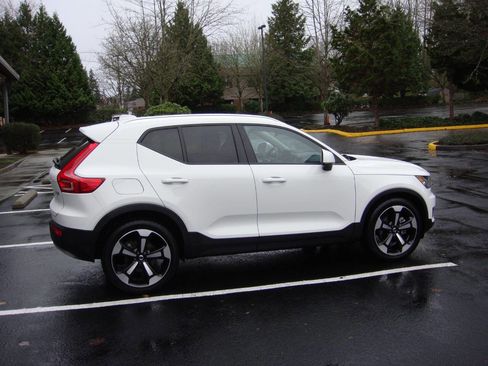 Used 2020 Volvo XC40 T5 Momentum w/ Protection Package Premier image 6