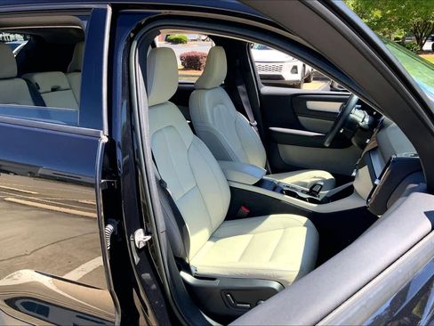Used 2022 Volvo XC40 T5 Momentum w/ Premium Package AWD/4WD image 9