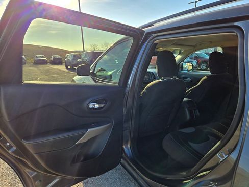 Used 2018 Jeep Cherokee Latitude w/ Altitude Package image 25