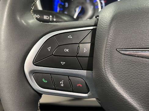 Used 2024 Chrysler Pacifica Touring-L FWD image 25