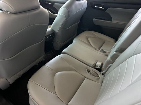 Used 2025 Toyota Highlander XLE AWD/4WD image 11