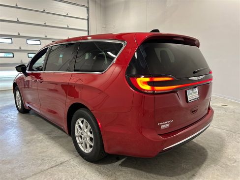 New 2026 Chrysler Pacifica Select image 8