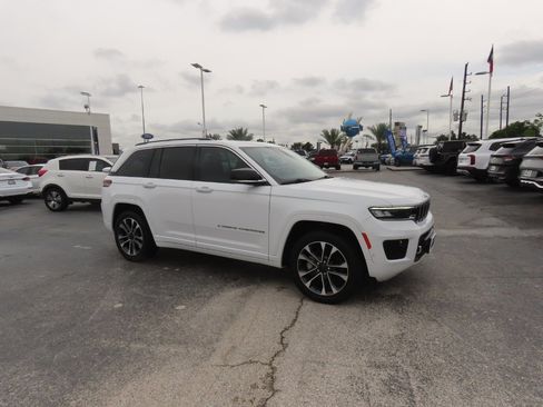 Used 2022 Jeep Grand Cherokee Overland w/ Luxury Tech Group IV AWD/4WD image 7