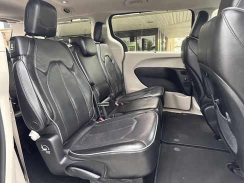 Used 2018 Chrysler Pacifica Limited w/ Advanced Safetytec Group FWD image 29