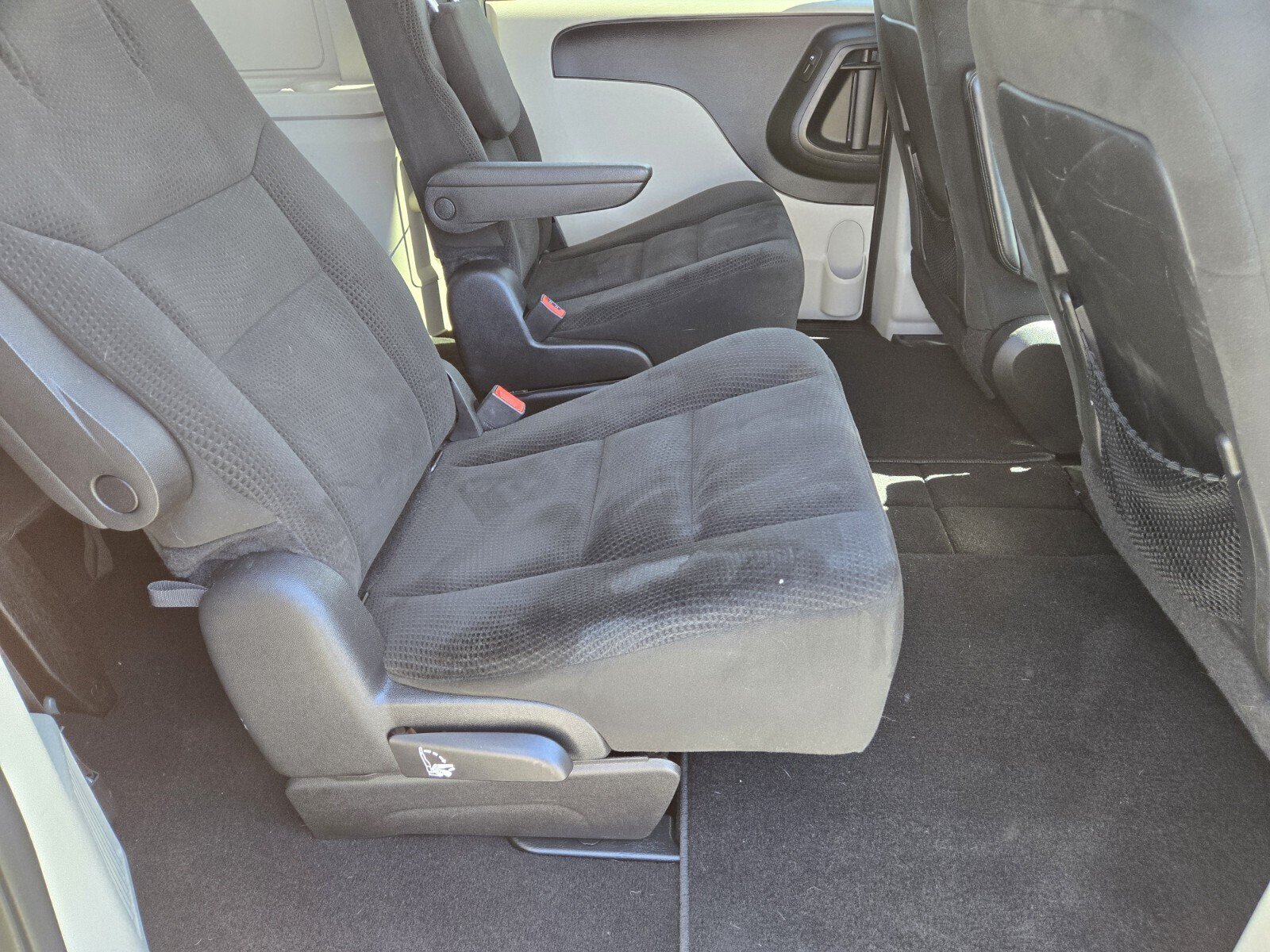 Used 2016 Dodge Grand Caravan SXT w/ UConnect Hands-Free Group FWD image 12