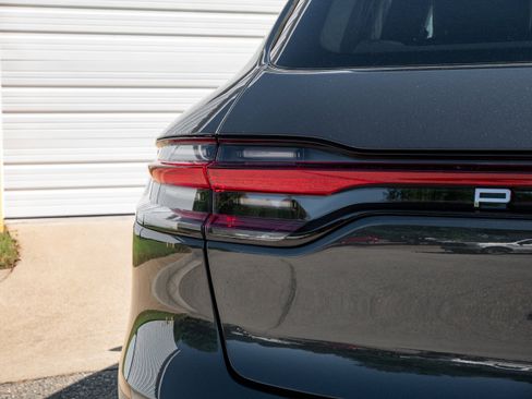 Certified 2026 Porsche Macan AWD/4WD image 9