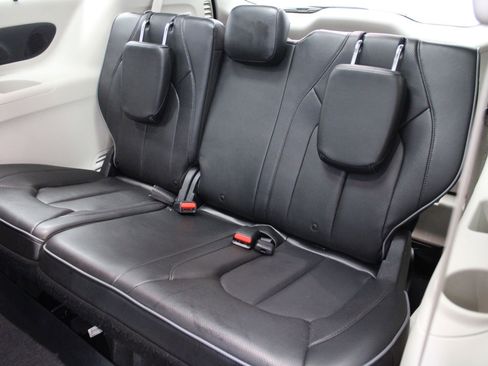 Used 2020 Chrysler Pacifica Limited FWD image 21