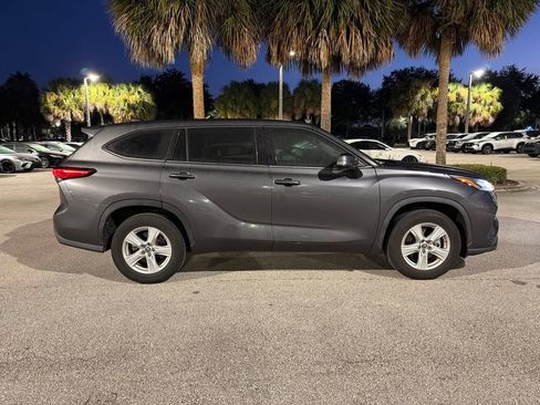 Used 2022 Toyota Highlander LE FWD image 4