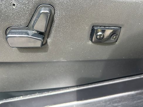 Used 2014 Chrysler Town & Country Touring FWD image 16