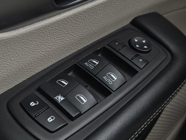 Used 2024 Chrysler Pacifica Touring-L FWD image 28