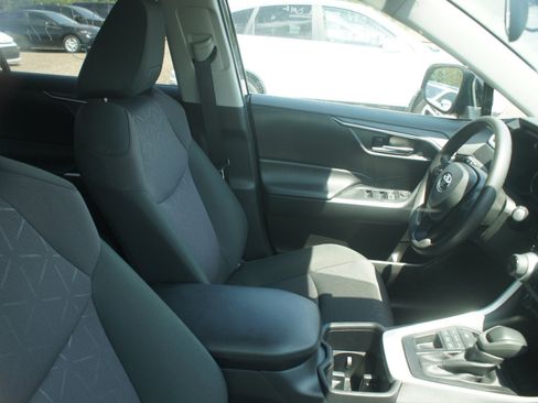 Used 2025 Toyota RAV4 XLE AWD/4WD image 5