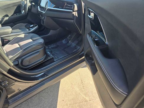 Used 2022 Kia Niro EX image 10