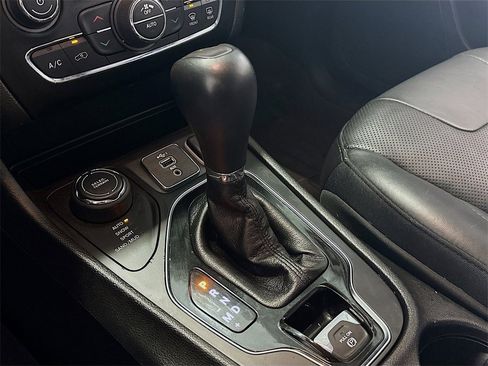 Used 2019 Jeep Cherokee Overland w/ Technology Group image 18