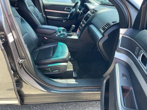 Used 2016 Ford Explorer XLT w/ Equipment Group 202A AWD/4WD image 12