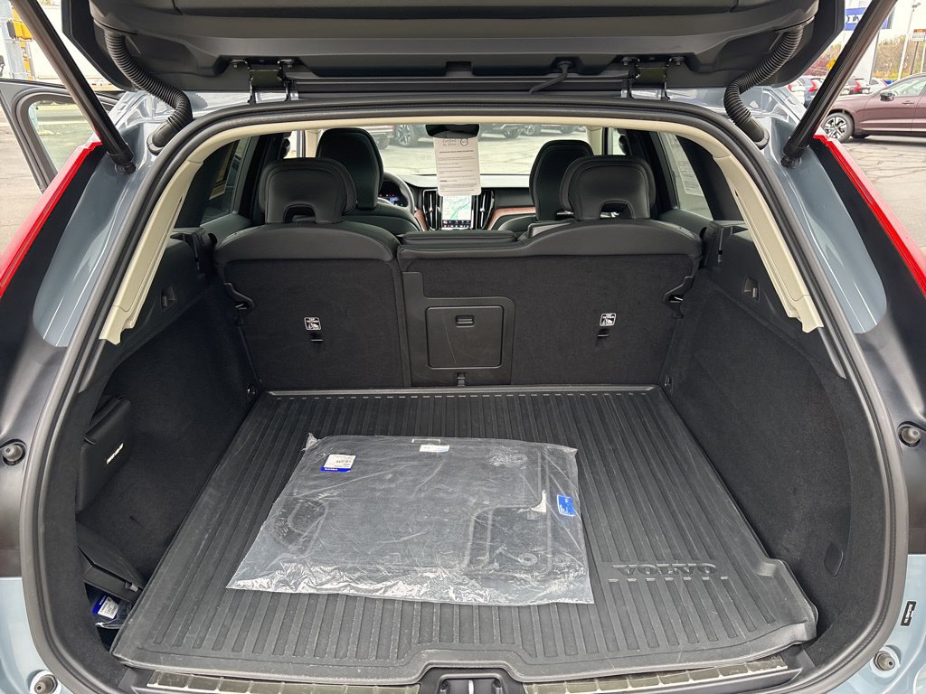 Certified 2023 Volvo XC60 B5 Plus w/ Climate Package AWD/4WD image 44
