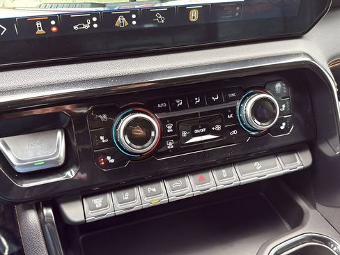 Used 2025 GMC Sierra 2500 AT4 image 31