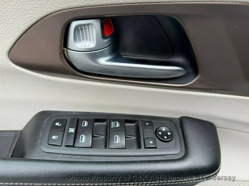 Used 2020 Chrysler Voyager L FWD image 15