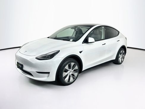 Used 2024 Tesla Model Y Long Range AWD/4WD image 3