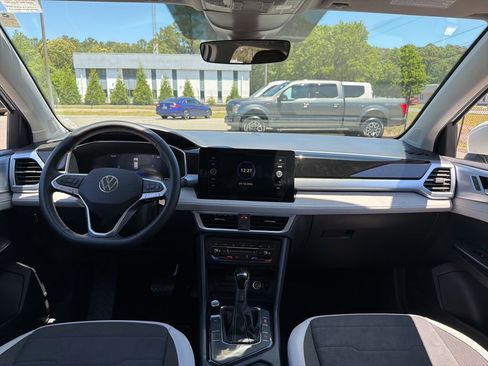 Used 2025 Volkswagen Taos SE FWD image 8
