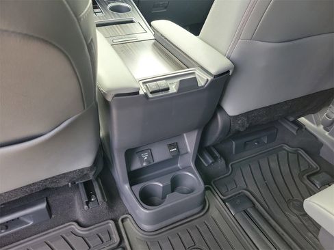 Used 2024 Toyota Sienna Limited image 12